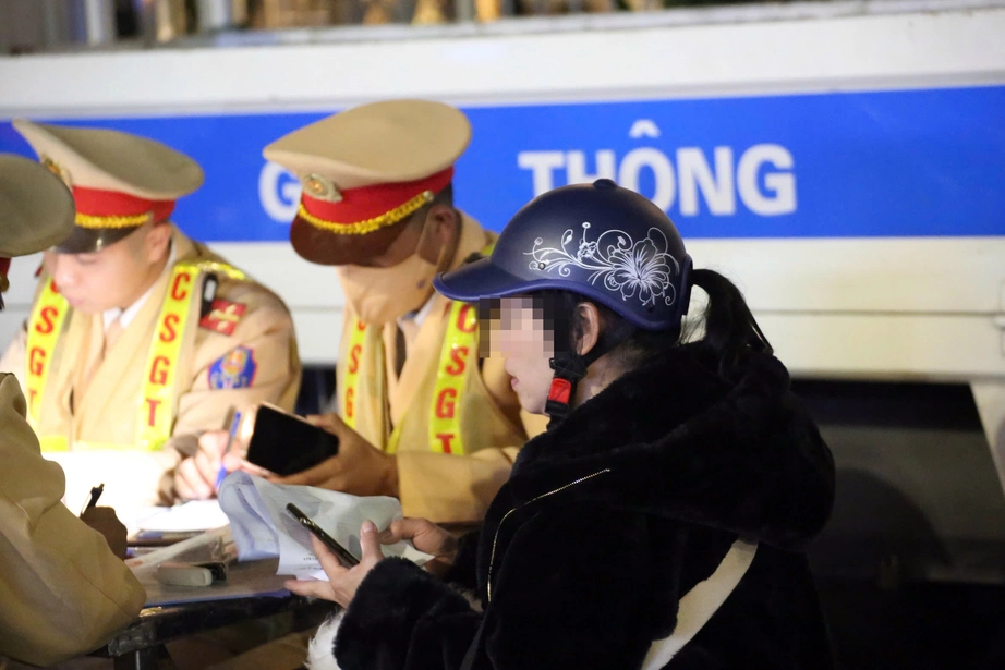 Hà Nội: CSGT siết chặt kiểm soát, nhiều tài xế "ma men" bị tạm giữ xe sau tiệc tất niên- Ảnh 5. Hà Nội: CSGT siết chặt kiểm soát, nhiều tài xế "ma men" bị tạm giữ xe sau tiệc tất niên- Ảnh 5.