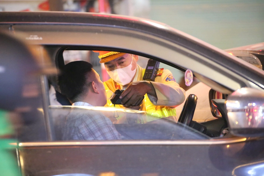 Hà Nội: CSGT siết chặt kiểm soát, nhiều tài xế "ma men" bị tạm giữ xe sau tiệc tất niên- Ảnh 1. Hà Nội: CSGT siết chặt kiểm soát, nhiều tài xế "ma men" bị tạm giữ xe sau tiệc tất niên- Ảnh 1.