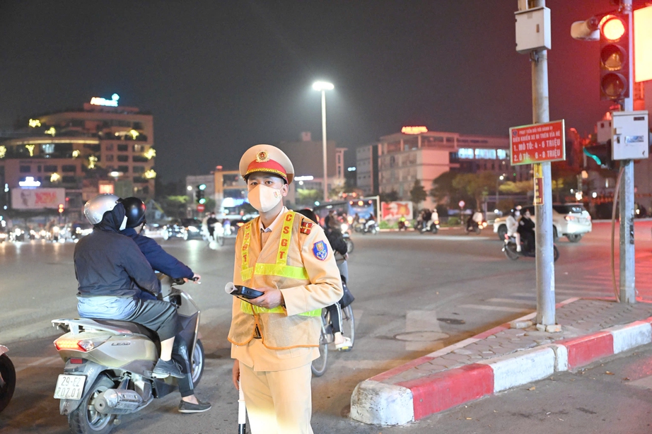 Hà Nội: CSGT siết chặt kiểm soát, nhiều tài xế "ma men" bị tạm giữ xe sau tiệc tất niên- Ảnh 4. Hà Nội: CSGT siết chặt kiểm soát, nhiều tài xế "ma men" bị tạm giữ xe sau tiệc tất niên- Ảnh 4.
