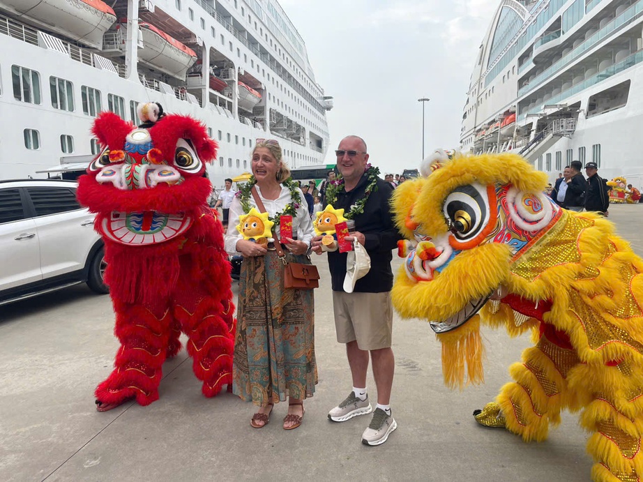 Hơn 2.000 du khách quốc tế "xông đất" Cảng tàu khách quốc tế Hạ Long sáng mùng 1 Tết- Ảnh 2. Hơn 2.000 du khách quốc tế "xông đất" Cảng tàu khách quốc tế Hạ Long sáng mùng 1 Tết- Ảnh 2.