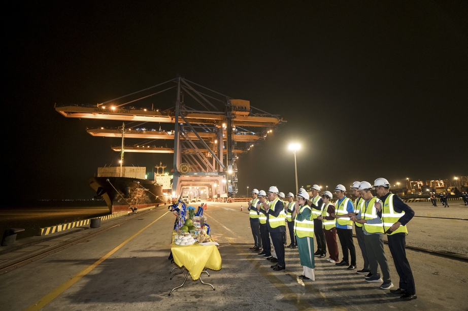 Cảng biển tất bật l&agrave;m h&agrave;ng xuy&ecirc;n Tết- Ảnh 1.