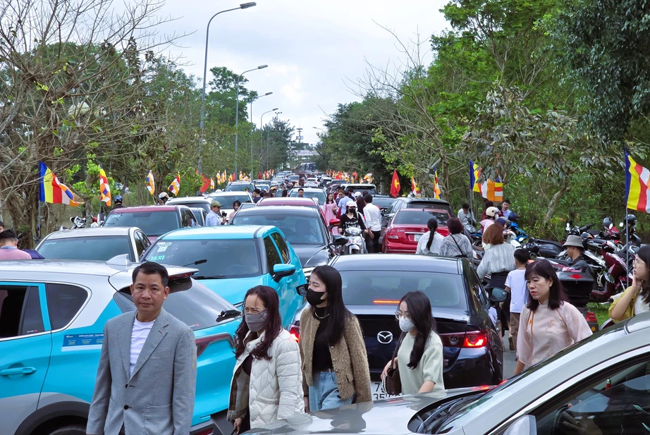 Người d&acirc;n Quảng Trị n&ocirc; nức đi lễ ch&ugrave;a ng&agrave;y đầu năm mới- Ảnh 10.