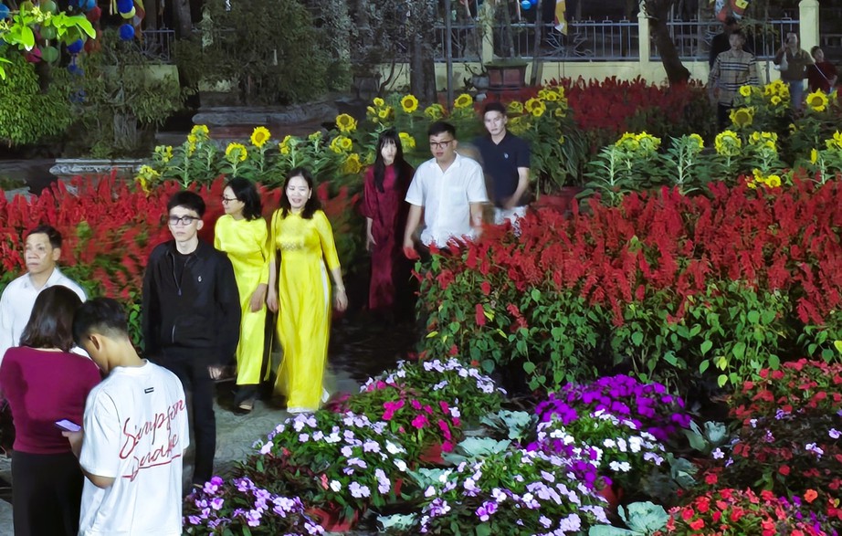 Người d&acirc;n Quảng Trị n&ocirc; nức đi lễ ch&ugrave;a ng&agrave;y đầu năm mới- Ảnh 2.