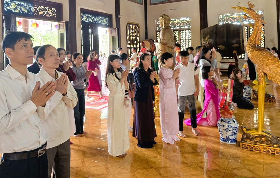 Người d&acirc;n Quảng Trị n&ocirc; nức đi lễ ch&ugrave;a ng&agrave;y đầu năm mới- Ảnh 3.