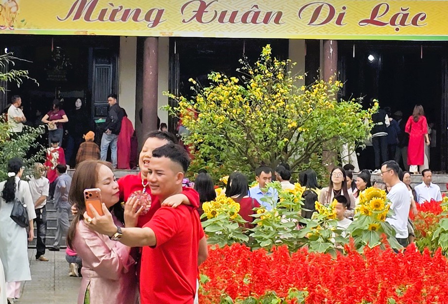 Người d&acirc;n Quảng Trị n&ocirc; nức đi lễ ch&ugrave;a ng&agrave;y đầu năm mới- Ảnh 4.