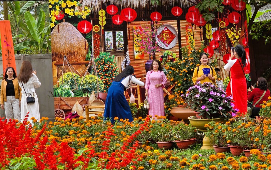 Người d&acirc;n Quảng Trị n&ocirc; nức đi lễ ch&ugrave;a ng&agrave;y đầu năm mới- Ảnh 5.