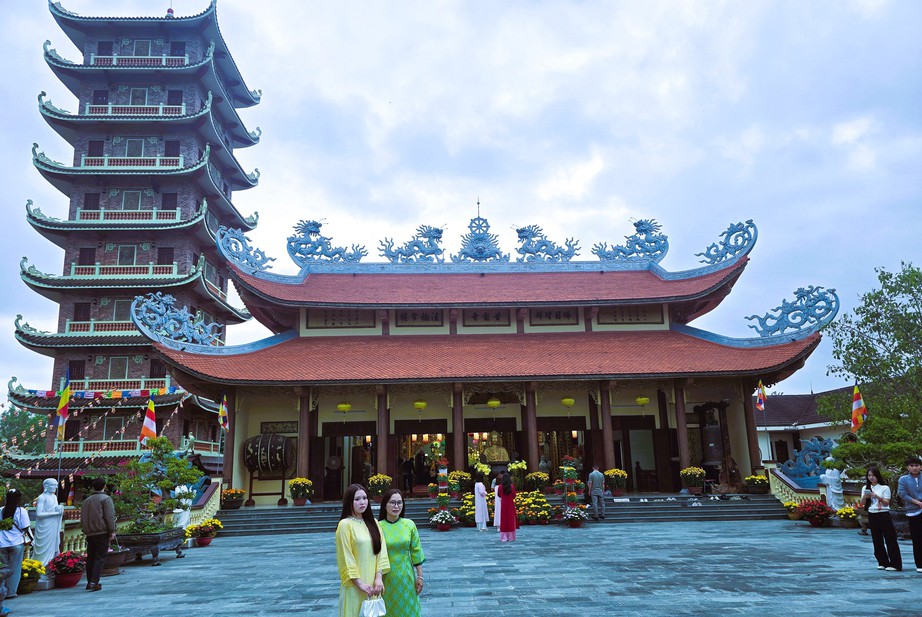 Người d&acirc;n Quảng Trị n&ocirc; nức đi lễ ch&ugrave;a ng&agrave;y đầu năm mới- Ảnh 6.