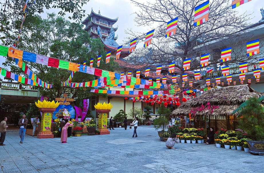 Người d&acirc;n Quảng Trị n&ocirc; nức đi lễ ch&ugrave;a ng&agrave;y đầu năm mới- Ảnh 7.