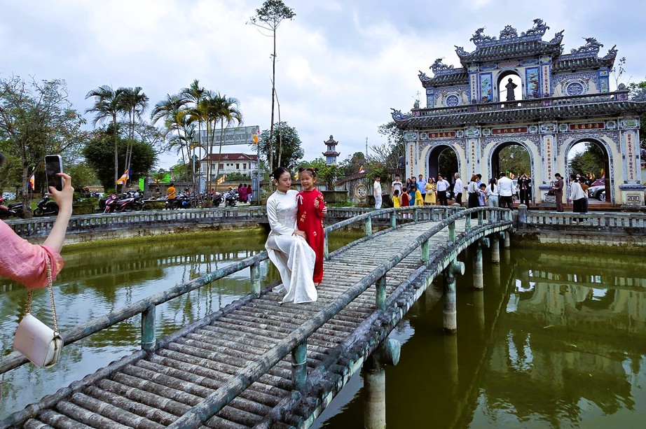 Người d&acirc;n Quảng Trị n&ocirc; nức đi lễ ch&ugrave;a ng&agrave;y đầu năm mới- Ảnh 8.