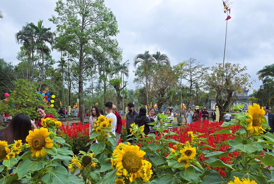 Người d&acirc;n Quảng Trị n&ocirc; nức đi lễ ch&ugrave;a ng&agrave;y đầu năm mới- Ảnh 9.