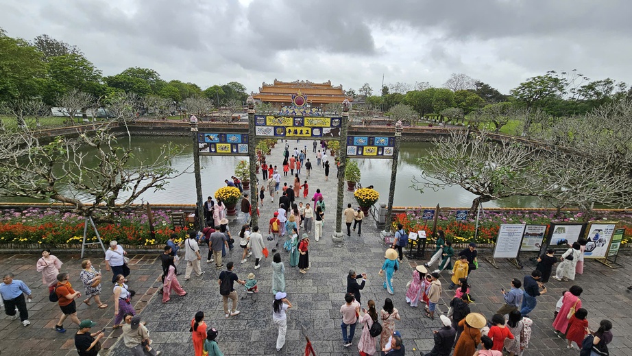Đại nội Huế đón hàng nghìn du khách tham quan miễn phí ngày đầu năm- Ảnh 1. Đại nội Huế đón hàng nghìn du khách tham quan miễn phí ngày đầu năm- Ảnh 1.