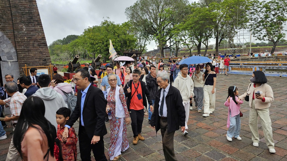 Đại nội Huế đón hàng nghìn du khách tham quan miễn phí ngày đầu năm- Ảnh 7. Đại nội Huế đón hàng nghìn du khách tham quan miễn phí ngày đầu năm- Ảnh 7.