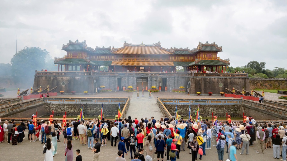 Đại nội Huế đón hàng nghìn du khách tham quan miễn phí ngày đầu năm- Ảnh 9. Đại nội Huế đón hàng nghìn du khách tham quan miễn phí ngày đầu năm- Ảnh 9.