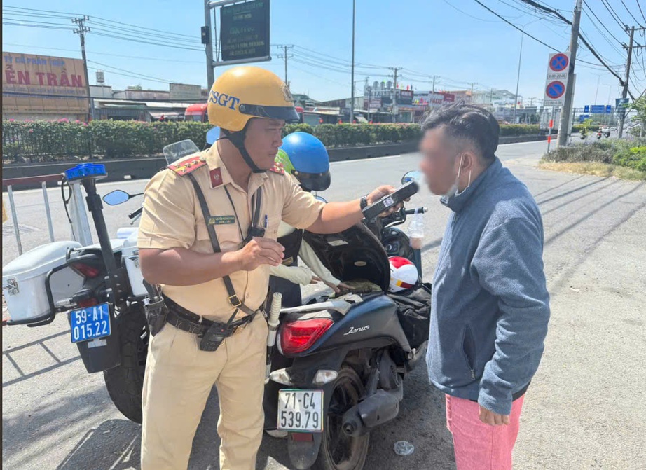 TP.HCM: Xử l&yacute; nghi&ecirc;m vi phạm nồng độ cồn v&agrave; tốc độ trong cao điểm Tết 2026- Ảnh 1.