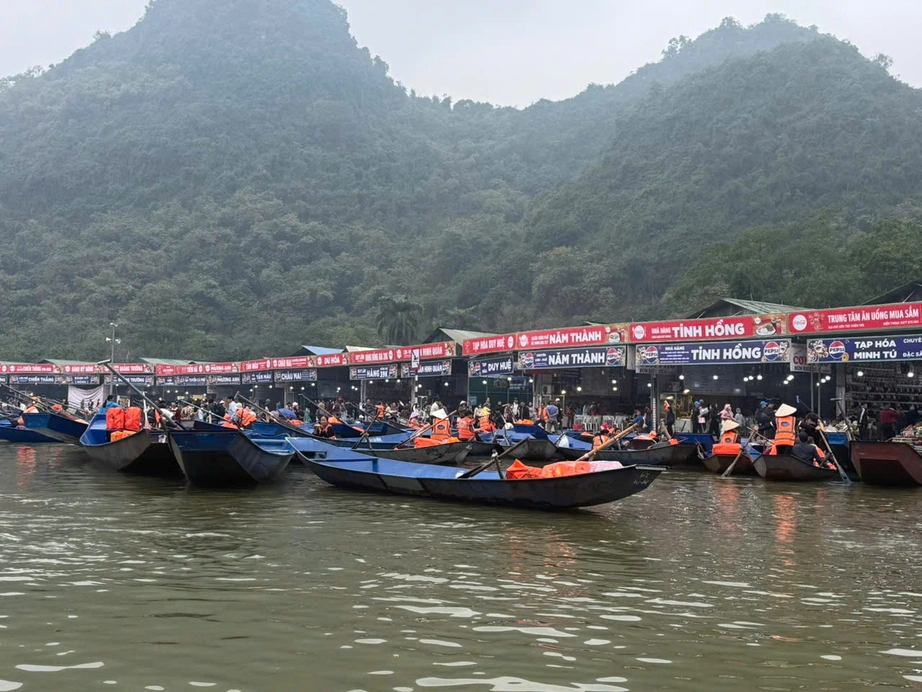 Lễ hội Chùa Hương: Miễn phí gửi xe ô tô, lên thuyền phải có áo phao mới được xuất bến- Ảnh 1. Lễ hội Chùa Hương: Miễn phí gửi xe ô tô, lên thuyền phải có áo phao mới được xuất bến- Ảnh 1.