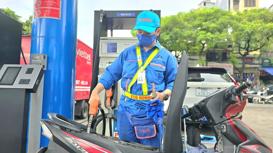 Giá xăng giảm trong kỳ điều hành đầu tiên sau Tết Bính Ngọ 2026- Ảnh 1. Giá xăng giảm trong kỳ điều hành đầu tiên sau Tết Bính Ngọ 2026- Ảnh 1.