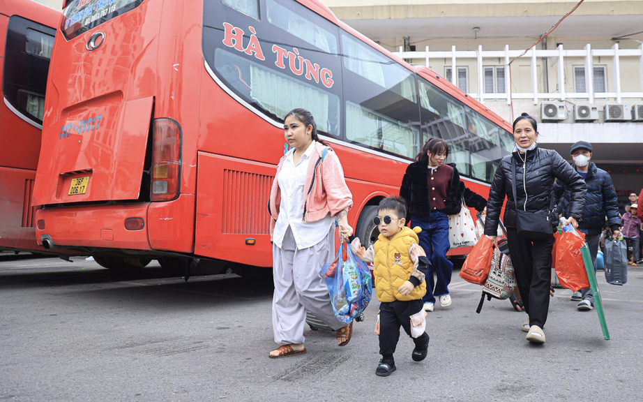 Người d&acirc;n trở lại H&agrave; Nội sớm, nhiều tuyến xe kh&aacute;ch &ldquo;ch&aacute;y v&eacute;&rdquo; từ m&ugrave;ng 4 Tết- Ảnh 2.