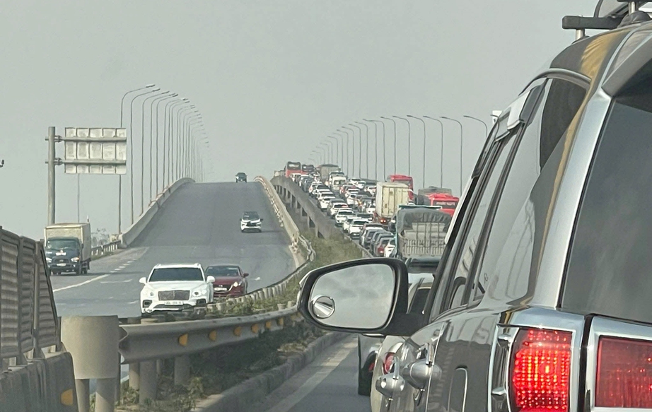 17 người chết do tai nạn, CSGT xử l&yacute; hơn 8.200 t&agrave;i xế vi phạm ng&agrave;y m&ugrave;ng 4 Tết- Ảnh 1.