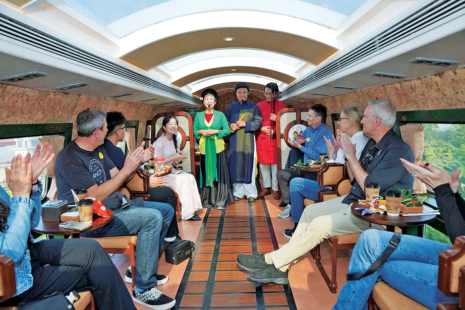 Về miền di sản theo bánh con tàu quay- Ảnh 2. Về miền di sản theo bánh con tàu quay- Ảnh 2.