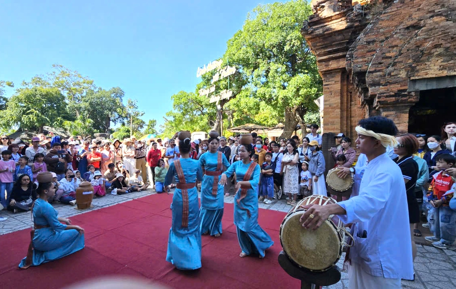 Giao th&ocirc;ng mở lối xu&acirc;n, đưa kh&aacute;ch về Nha Trang đ&oacute;n Tết- Ảnh 4.