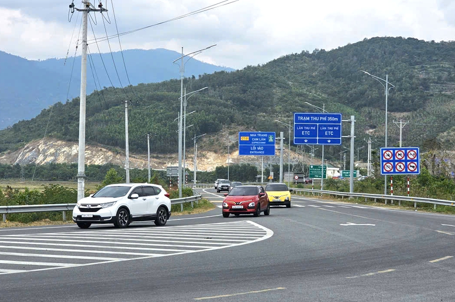 Giao th&ocirc;ng mở lối xu&acirc;n, đưa kh&aacute;ch về Nha Trang đ&oacute;n Tết- Ảnh 3.