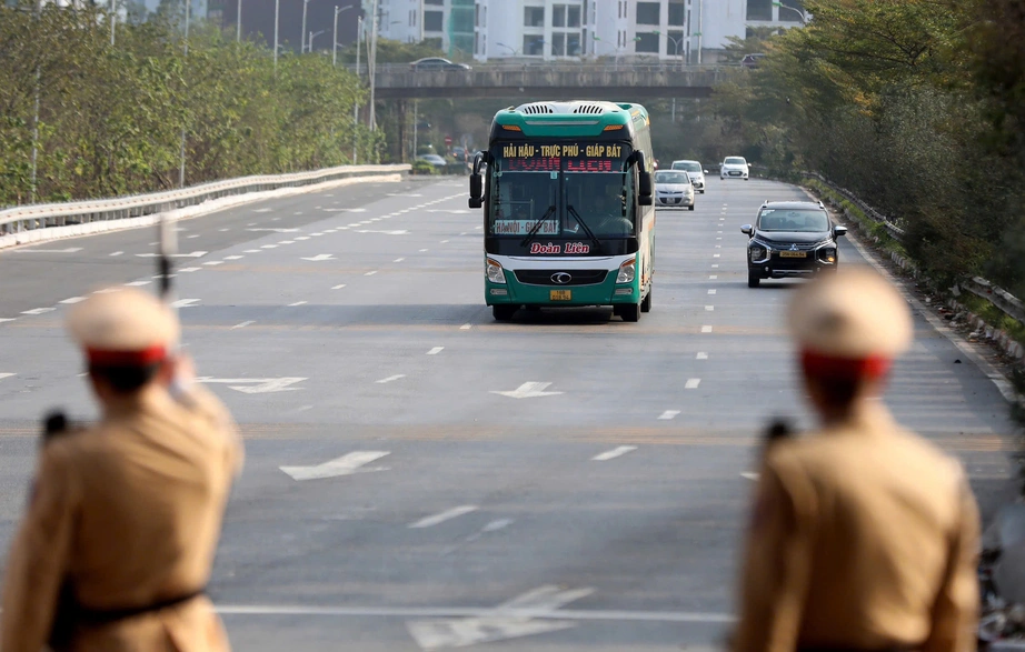 H&agrave; Nội: Li&ecirc;n tiếp ph&aacute;t hiện t&agrave;i xế taxi c&ocirc;ng nghệ v&agrave; xe kh&aacute;ch vi phạm nồng độ cồn- Ảnh 3.