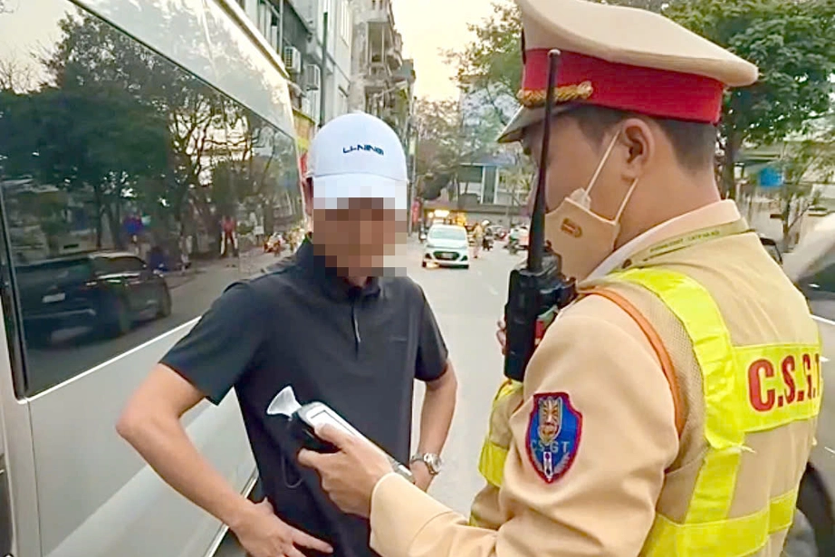 H&agrave; Nội: Li&ecirc;n tiếp ph&aacute;t hiện t&agrave;i xế taxi c&ocirc;ng nghệ v&agrave; xe kh&aacute;ch vi phạm nồng độ cồn- Ảnh 2.