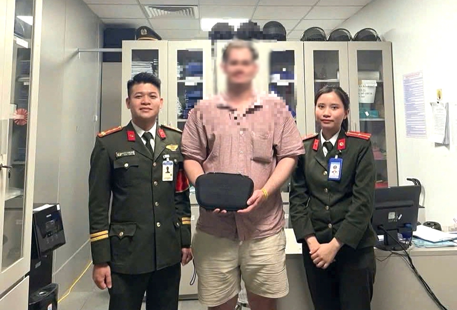 Huế: Trao trả t&uacute;i x&aacute;ch chứa nhiều t&agrave;i sản bỏ qu&ecirc;n ở s&acirc;n bay Ph&uacute; B&agrave;i- Ảnh 1.