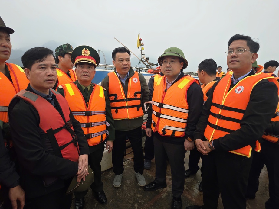 Lãnh đạo Ủy ban ATGT Quốc gia chỉ đạo tại hiện trường cứu nạn vụ lật tàu ở Lào Cai- Ảnh 1. Lãnh đạo Ủy ban ATGT Quốc gia chỉ đạo tại hiện trường cứu nạn vụ lật tàu ở Lào Cai- Ảnh 1.