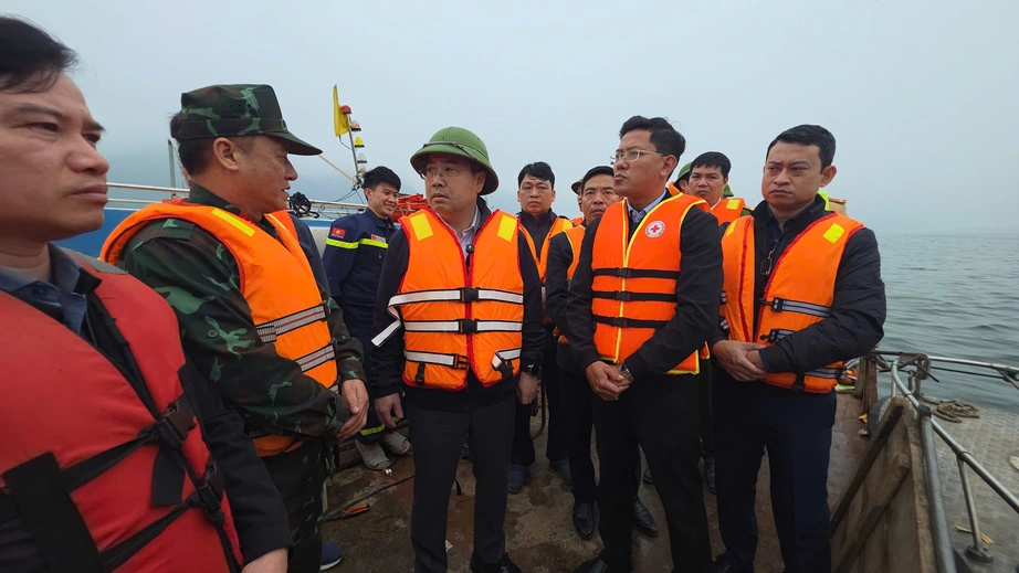 Lãnh đạo Ủy ban ATGT Quốc gia chỉ đạo tại hiện trường cứu nạn vụ lật tàu ở Lào Cai- Ảnh 2. Lãnh đạo Ủy ban ATGT Quốc gia chỉ đạo tại hiện trường cứu nạn vụ lật tàu ở Lào Cai- Ảnh 2.