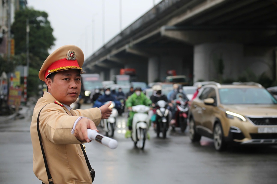 Hà Nội: CSGT phân luồng qua camera AI, khuyến cáo tài xế lưu thông an toàn sau kỳ nghỉ Tết- Ảnh 1. Hà Nội: CSGT phân luồng qua camera AI, khuyến cáo tài xế lưu thông an toàn sau kỳ nghỉ Tết- Ảnh 1.