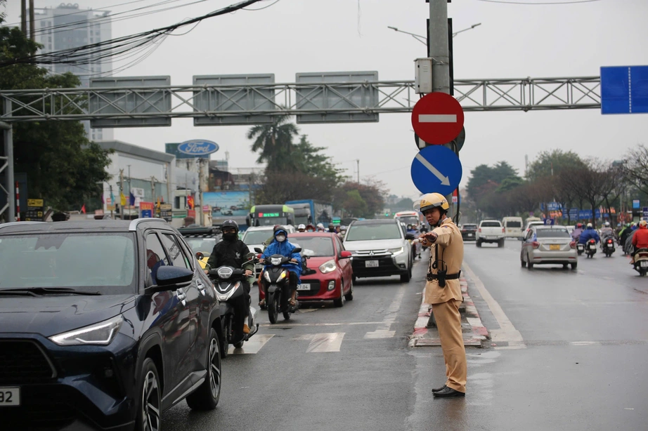 Hà Nội: CSGT phân luồng qua camera AI, khuyến cáo tài xế lưu thông an toàn sau kỳ nghỉ Tết- Ảnh 8. Hà Nội: CSGT phân luồng qua camera AI, khuyến cáo tài xế lưu thông an toàn sau kỳ nghỉ Tết- Ảnh 8.