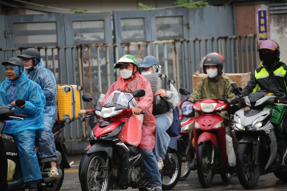 Hà Nội: CSGT phân luồng qua camera AI, khuyến cáo tài xế lưu thông an toàn sau kỳ nghỉ Tết- Ảnh 5. Hà Nội: CSGT phân luồng qua camera AI, khuyến cáo tài xế lưu thông an toàn sau kỳ nghỉ Tết- Ảnh 5.