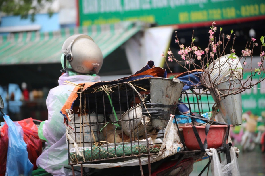 Hà Nội: CSGT phân luồng qua camera AI, khuyến cáo tài xế lưu thông an toàn sau kỳ nghỉ Tết- Ảnh 6. Hà Nội: CSGT phân luồng qua camera AI, khuyến cáo tài xế lưu thông an toàn sau kỳ nghỉ Tết- Ảnh 6.