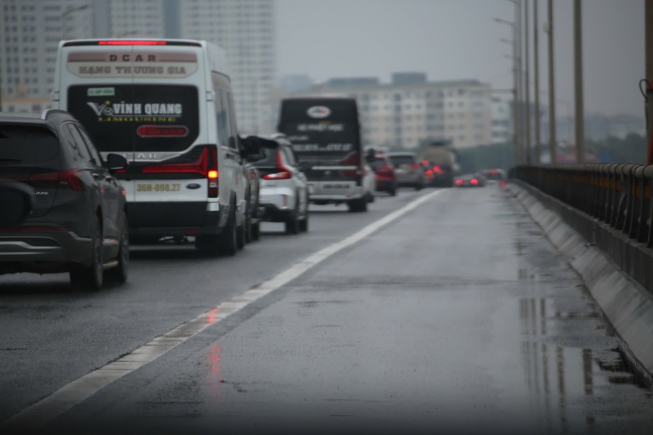 Hà Nội: CSGT phân luồng qua camera AI, khuyến cáo tài xế lưu thông an toàn sau kỳ nghỉ Tết- Ảnh 7. Hà Nội: CSGT phân luồng qua camera AI, khuyến cáo tài xế lưu thông an toàn sau kỳ nghỉ Tết- Ảnh 7.