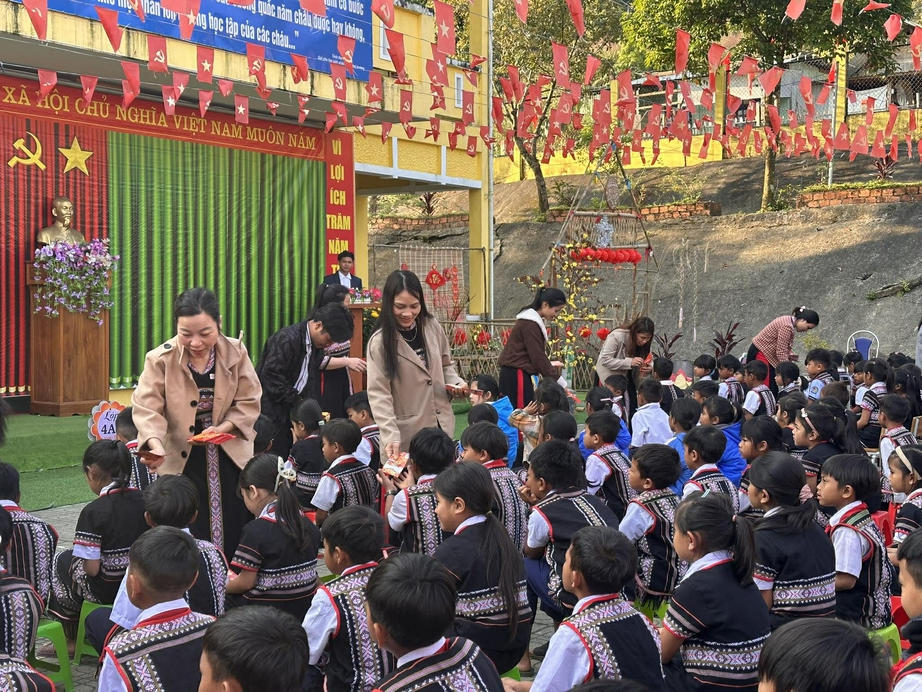 Thầy cô giáo chung tay góp tiền lì xì cho học sinh miền núi Đà Nẵng đến trường- Ảnh 3. Thầy cô giáo chung tay góp tiền lì xì cho học sinh miền núi Đà Nẵng đến trường- Ảnh 3.