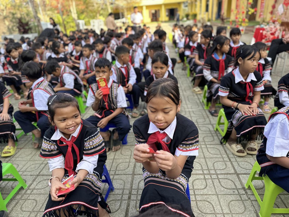 Thầy cô giáo chung tay góp tiền lì xì cho học sinh miền núi Đà Nẵng đến trường- Ảnh 4. Thầy cô giáo chung tay góp tiền lì xì cho học sinh miền núi Đà Nẵng đến trường- Ảnh 4.