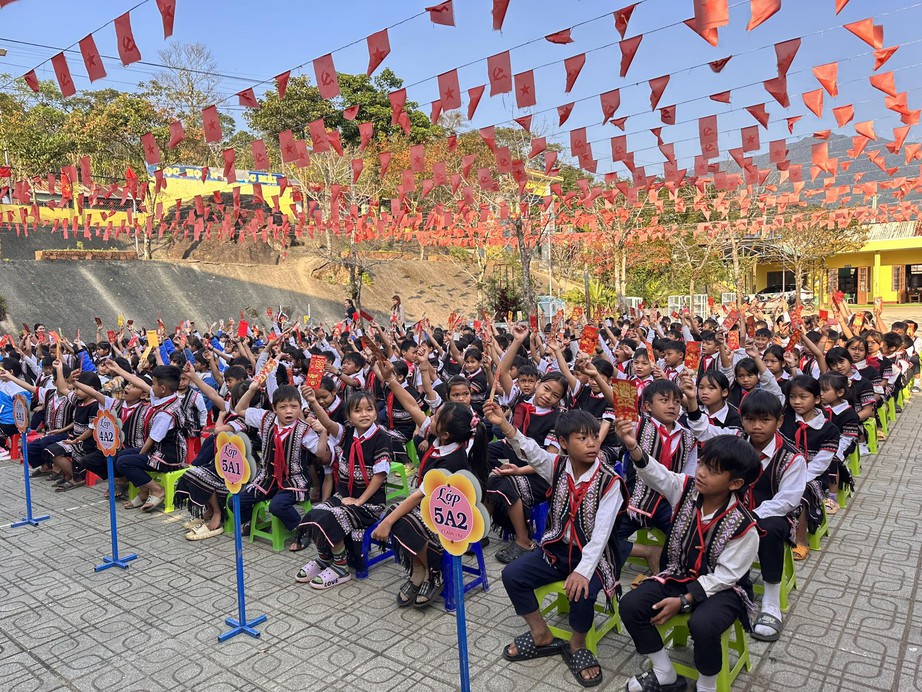 Thầy cô giáo chung tay góp tiền lì xì cho học sinh miền núi Đà Nẵng đến trường- Ảnh 1. Thầy cô giáo chung tay góp tiền lì xì cho học sinh miền núi Đà Nẵng đến trường- Ảnh 1.