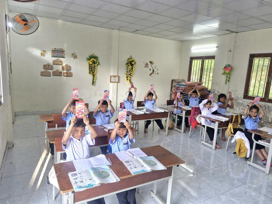 Thầy cô giáo chung tay góp tiền lì xì cho học sinh miền núi Đà Nẵng đến trường- Ảnh 5. Thầy cô giáo chung tay góp tiền lì xì cho học sinh miền núi Đà Nẵng đến trường- Ảnh 5.