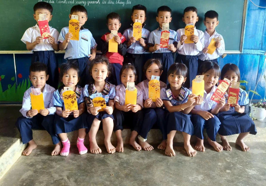 Thầy cô giáo chung tay góp tiền lì xì cho học sinh miền núi Đà Nẵng đến trường- Ảnh 2. Thầy cô giáo chung tay góp tiền lì xì cho học sinh miền núi Đà Nẵng đến trường- Ảnh 2.