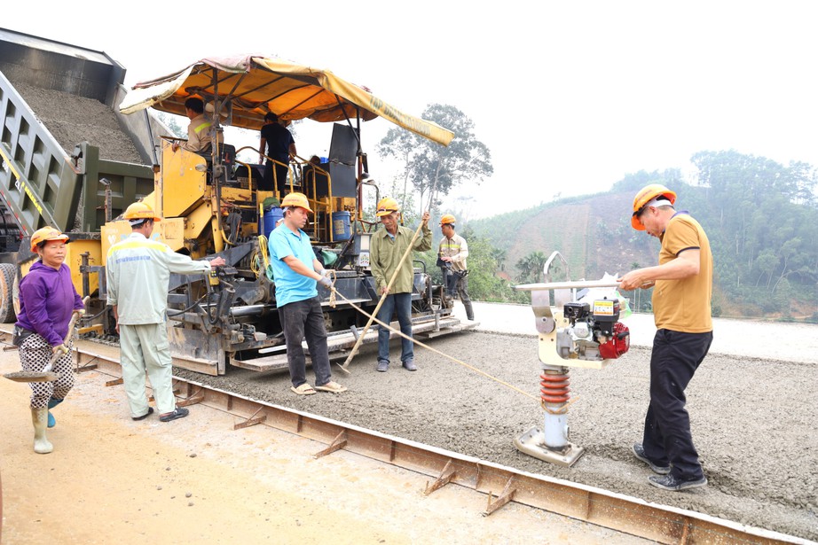 Tiếp lửa công trường cao tốc Tuyên Quang - Hà Giang ngày đầu năm mới- Ảnh 1. Tiếp lửa công trường cao tốc Tuyên Quang - Hà Giang ngày đầu năm mới- Ảnh 1.