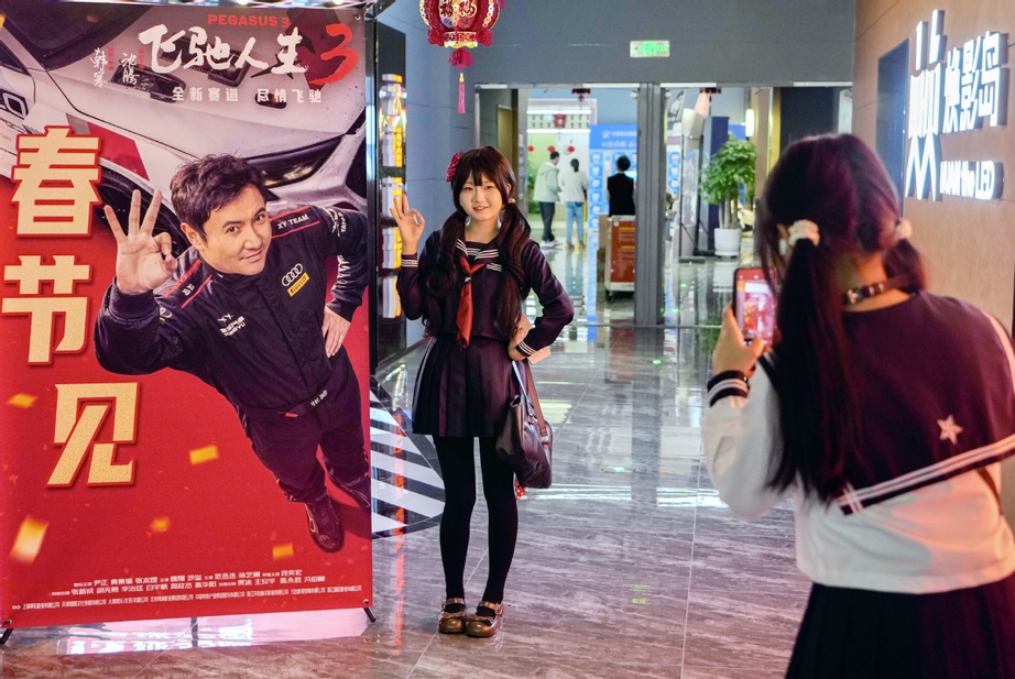 Thống trị doanh thu to&agrave;n cầu, ph&ograve;ng v&eacute; Trung Quốc vẫn đối mặt &aacute;p lực lớn- Ảnh 1.