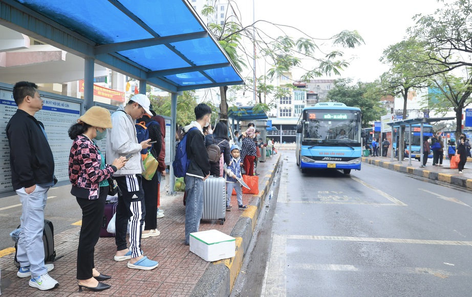 H&agrave; Nội phục vụ hơn 1 triệu lượt h&agrave;nh kh&aacute;ch dịp Tết Nguy&ecirc;n đ&aacute;n- Ảnh 1.