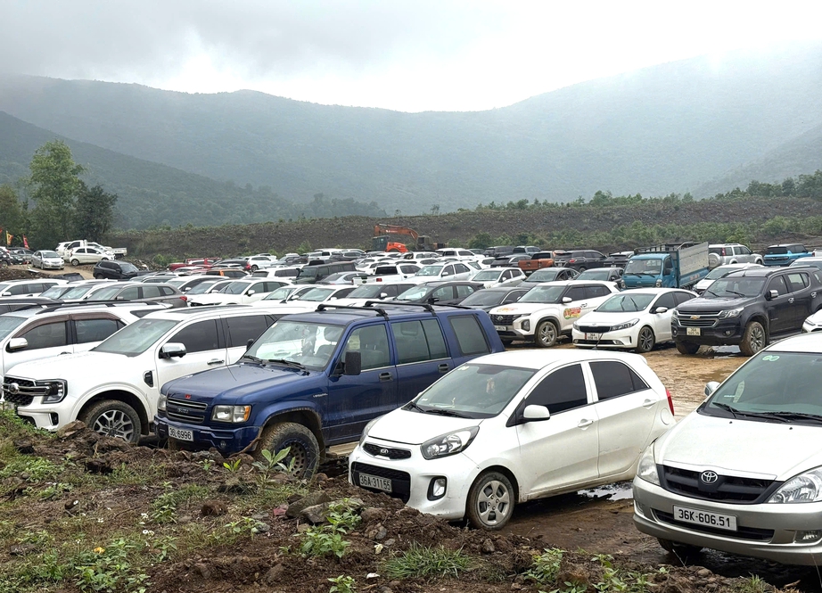 D&ograve;ng người đội mưa, vượt sương m&ugrave; l&ecirc;n cổng trời khai hội đền Nưa - Am Ti&ecirc;m- Ảnh 7.