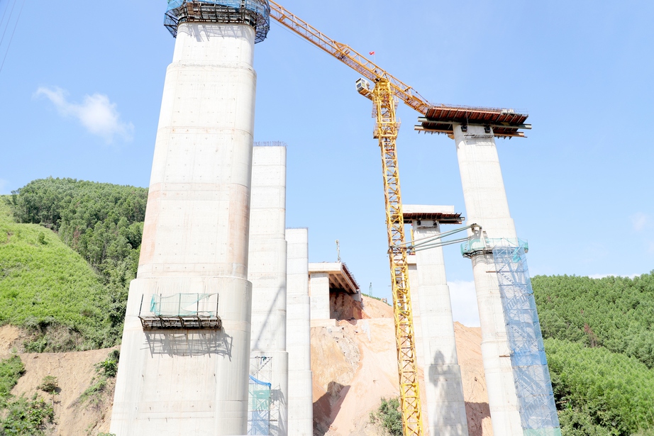 Những trụ cầu cao hơn 50m đang hình thành trên cao tốc Khánh Hòa - Buôn Ma Thuột- Ảnh 3. Những trụ cầu cao hơn 50m đang hình thành trên cao tốc Khánh Hòa - Buôn Ma Thuột- Ảnh 3.