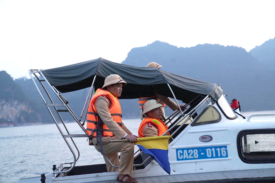 Nhiều tàu thuyền không đủ điều kiện xuất bến, khách du xuân đền Thác Bờ phải quay về- Ảnh 17. Nhiều tàu thuyền không đủ điều kiện xuất bến, khách du xuân đền Thác Bờ phải quay về- Ảnh 17.