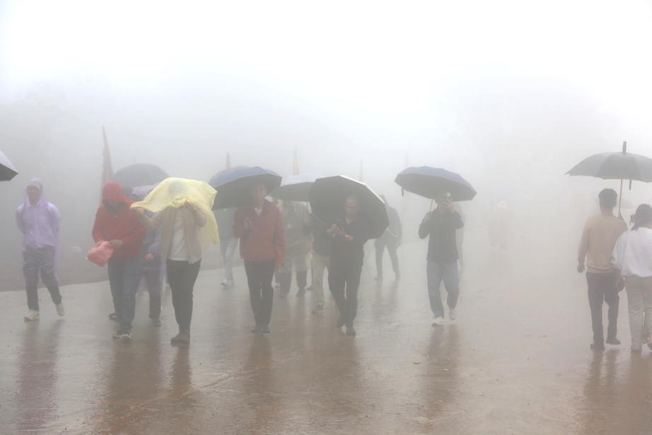 D&ograve;ng người đội mưa, vượt sương m&ugrave; l&ecirc;n cổng trời khai hội đền Nưa - Am Ti&ecirc;m- Ảnh 1.