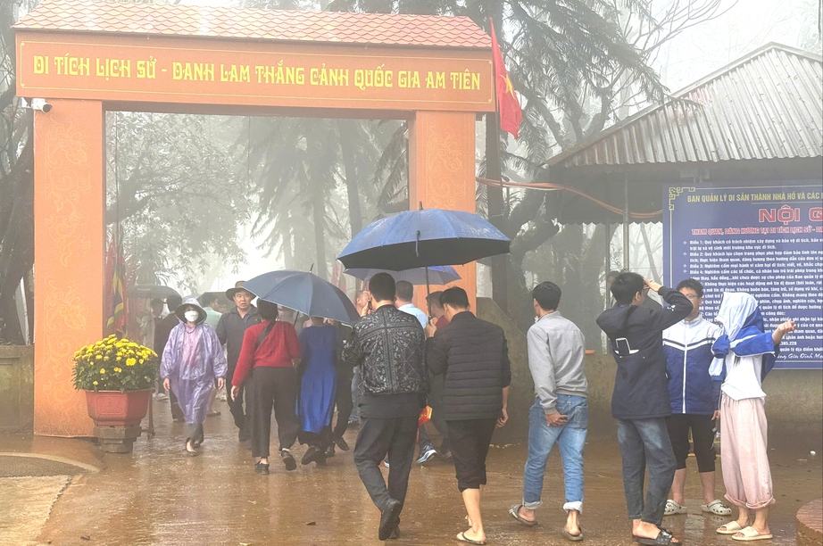 D&ograve;ng người đội mưa, vượt sương m&ugrave; l&ecirc;n cổng trời khai hội đền Nưa - Am Ti&ecirc;m- Ảnh 2.