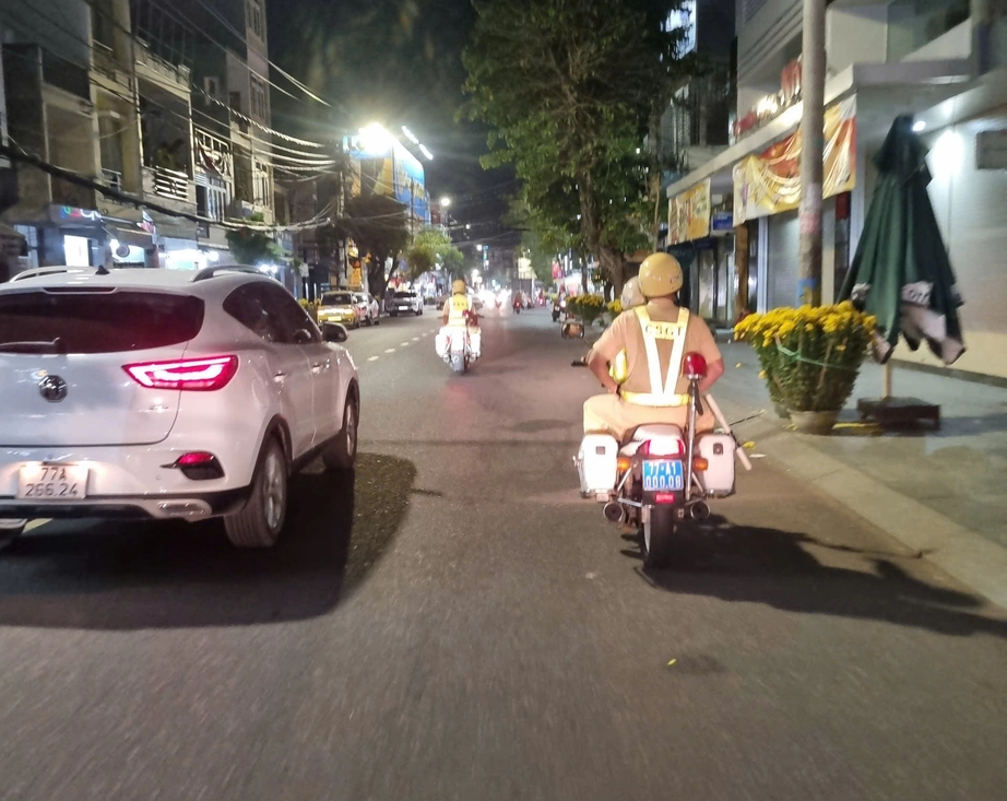 CSGT Gia Lai tuần tra nhiều khung giờ, xử lý nghiêm vi phạm nồng độ cồn dịp lễ hội xuân- Ảnh 3. CSGT Gia Lai tuần tra nhiều khung giờ, xử lý nghiêm vi phạm nồng độ cồn dịp lễ hội xuân- Ảnh 3.