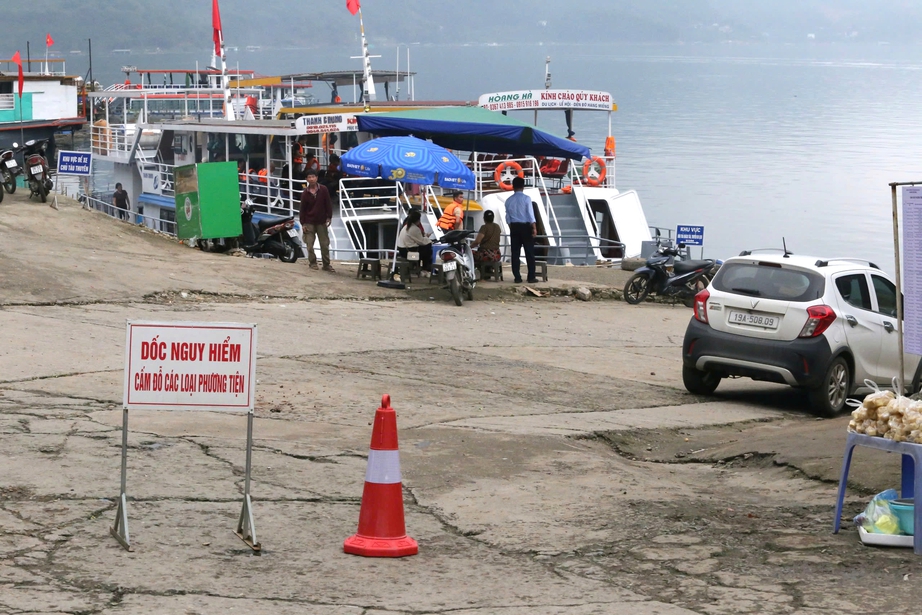 Nhiều tàu thuyền không đủ điều kiện xuất bến, khách du xuân đền Thác Bờ phải quay về- Ảnh 19. Nhiều tàu thuyền không đủ điều kiện xuất bến, khách du xuân đền Thác Bờ phải quay về- Ảnh 19.